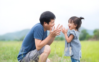 Giữa bố và mẹ, gen của ai quyết định trí thông minh và ngoại hình của con cái? - Câu trả lời từ khoa học di truyền!