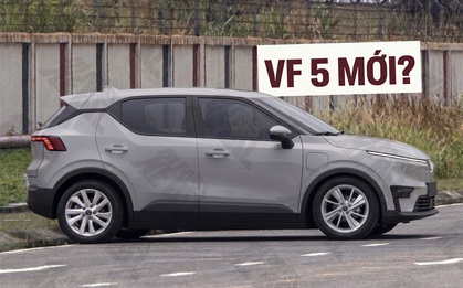 Dàn xe lạ giống VinFast VF 5 mới tiếp tục lộ diện: Đầu góc cạnh, cánh gió dài thể thao hơn, mâm lớn như VF 6