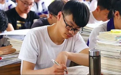 Nam sinh chỉ viết hơn 20 chữ vào bài thi môn Văn rồi nộp bài, Hiệu trưởng đọc xong lập tức "đặc cách" tuyển thẳng