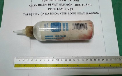 Chai nhựa 20cm mắc kẹt trong trực tràng người đàn ông 34 tuổi