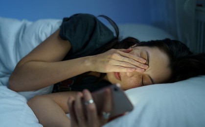 Bác sĩ thừa nhận, không phải dùng điện thoại nhiều, 6 thói quen phổ biến này gây hại cho mắt nhiều hơn bạn tưởng....