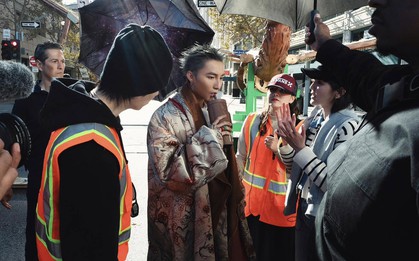 Sơn Tùng công khai dày đặc hình ảnh Hải Tú và 1 nhân vật bí ẩn trong loạt ảnh hậu trường Come My Way