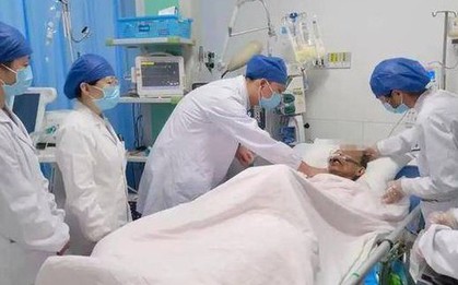 Người đàn ông 58 tuổi đột ngột tử vong sau khi nôn mửa, bác sĩ cảnh báo thói quen "cực độc"
