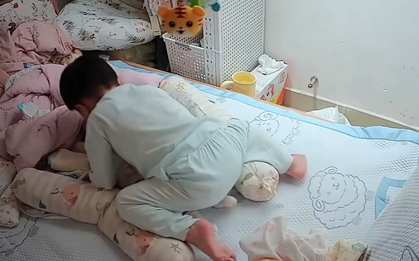Mẹ ra ngoài để con trai 2 tuổi ở phòng cùng em út mới sinh, hành động của cậu bé làm đảo lộn mọi dự đoán