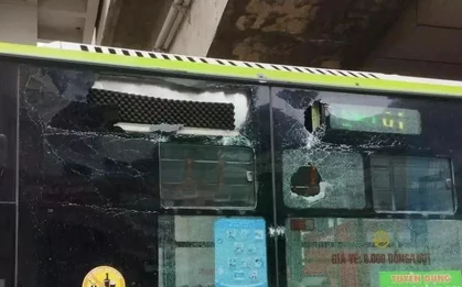 Hà Nội: Mảng vữa từ nhà ga metro Văn Khê rơi trúng xe buýt