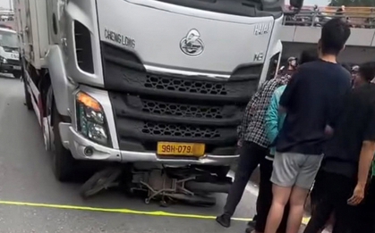 Hà Nội: Hiện trường vụ tai nạn khiến cô gái tử vong dưới gầm xe tải