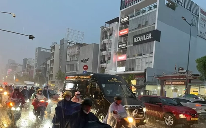 Mưa như trút nước, người dân TPHCM chật vật trên đường về nhà