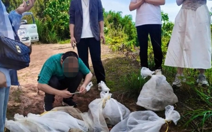 Người đàn ông mang 14 bao lưới lên núi mừng sinh nhật, dân làng khiếp vía khi thứ bên trong lao ra