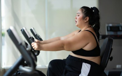 Nhịn ăn liên tục 6 ngày, giảm liền 7,5kg, cô gái 25 tuổi tự thưởng 1 xô gà rán, 2 gói mỳ cay rồi phải nhập viện gấp