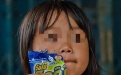 Bé gái 3 tuổi nuốt nhầm gói hút ẩm, bà nội với “2 quyết định dứt khoát” đã cứu cháu, bác sĩ khen xử lý rất chuyên nghiệp