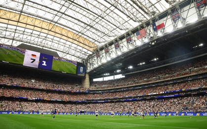 FIFA bị chỉ trích kịch liệt vì "trò hề" ở World Cup: Sân bóng mát rượi, trọng tài vẫn dừng trận đấu để "làm mát"