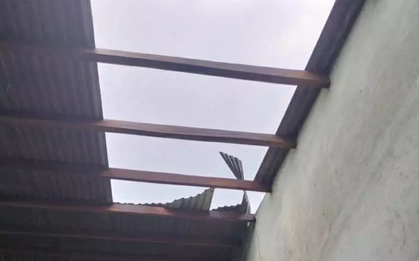 Giông lốc làm tốc mái nhiều nhà dân ở miền núi Đà Nẵng
