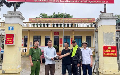 Mở chiếc túi khả nghi bên đường, người đàn ông sững sờ trước số tiền bên trong