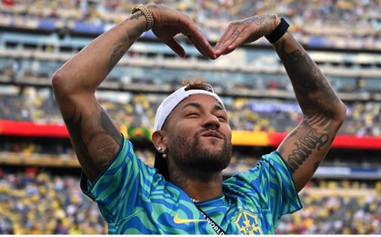 Neymar đeo vàng có gì mà phẫn nộ?