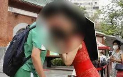 Bức ảnh bà mẹ chụp cùng con trai nhận cơn mưa chê trách: Con đã lớn rồi, sao còn thể hiện tình cảm kiểu này?
