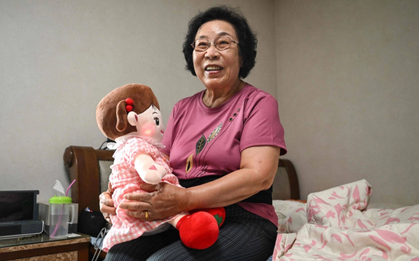 Câu chuyện bóc trần nỗi cô đơn của người già hiện nay: Con cái ở xa, vò võ một mình suốt ngày dài đằng đẵng, họ bầu bạn cùng ai?