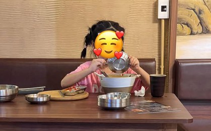 Bức ảnh bé gái 7 tuổi dọn bàn trong quán ăn khiến dân tình phải suýt xoa "xin vía"