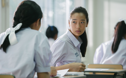 Trung Quốc: Thấy thí sinh cứ nhìn chằm chằm vào cục tẩy trên bàn, giám thị liền kiểm tra, bất ngờ phát hiện đường dây gian lận tinh vi!