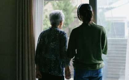 Điều chua xót nhất của những người con báo hiếu: “Không ai muốn mua nhà để nhốt bố mẹ mình cả”