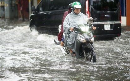 Mưa lớn gần 30 phút, khu nhà giàu TP.HCM hóa "sông", người dân chật vật di chuyển