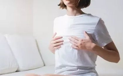 Nhiều phụ nữ bất ngờ thấy buồn bã khi chạm vào đầu ngực, bác sĩ lý giải hiện tượng khiến nhiều phụ nữ tưởng mình có vấn đề tâm lý