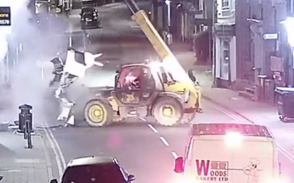 VIDEO: Lái xe nâng giật sập mặt tiền, bứng gọn máy ATM của ngân hàng tại Anh