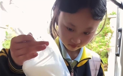Bữa trưa một bà mẹ chuẩn bị cho con gái mang đến trường khiến ai xem cũng ngán ngẩm: Thà ăn cơm trắng còn hơn!