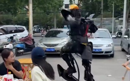 Shipper mặc bộ giáp đồng nát giao trà sữa làm cả phố náo loại, khách nhận đồ “bật ngửa”