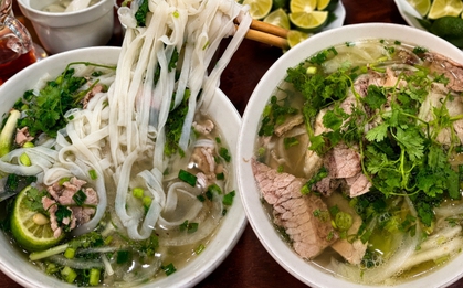 Ăn phở suốt cả tuần không biết chán, cô gái Trung Quốc vẫn "tấm tắc khó hiểu", đến khúc vắt chanh thì netizen đồng loạt vào "nhắc nhẹ"