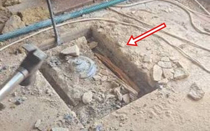Kéo sợi dây lạ nhô lên từ nền nhà, người thợ không ngờ thứ xuất hiện sau đó trị giá hơn 70 tỷ đồng
