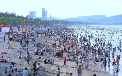 Cảnh tượng ai cũng phải 'ôi dồi ôi' biển Cửa Lò