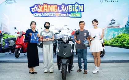 Người dân An Giang thích thú với xe máy điện không cần bằng lái tại sự kiện “Đổi xăng lấy điện” của VinFast