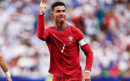 Ronaldo tái sinh: 41 tuổi, xô đổ 3 kỷ lục sau 1 trận đấu