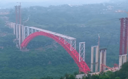 Mang 26.000 tấn thép lên núi cao 310 mét, cây cầu ‘lơ lửng trên không’ hoàn toàn không có trụ đỡ ở giữa, tương đương toà nhà 100 tầng đã thành hình