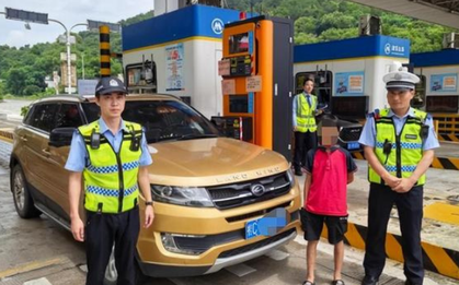 Lái ô tô trên đường cao tốc suốt 6 tiếng, khi bị phát hiện, cậu bé 12 tuổi đưa ra câu trả lời chấn động