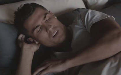 Ronaldo không ngủ giống người bình thường