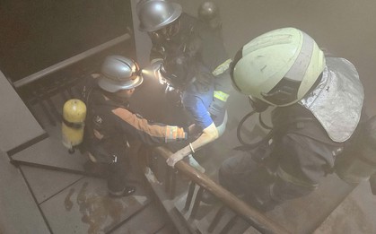 Cứu bà lão mắc kẹt trong căn nhà cháy ở Hà Nội
