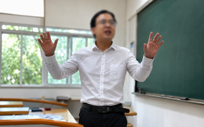 Thầy giáo khoe giúp sinh viên "vượt mặt" người xếp trên để đỗ thạc sĩ ngay trong lớp học, nam sinh âm thầm ghi âm tố cáo
