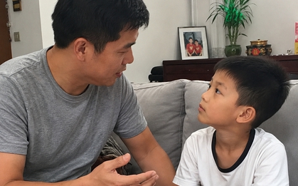 "Bố ơi, tối qua sao bố lại đánh mẹ?" - Cậu bé ngây thơ hỏi, câu trả lời của người cha khiến nhiều người tấm tắc khen ngợi