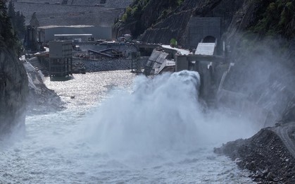 Chưa từng có trên thế giới: Trung Quốc xuyên thủng gần 70 mét đất dưới lòng sông, bồi đắp 43 triệu mét khối đất đá đủ để tạo thành bức tường bao quanh xích đạo, làm nên kì tích sau hàng thập kỷ