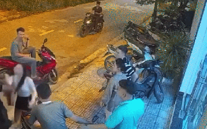 Kéo tay nhưng bị phản ứng, người đàn ông tát cô gái trước cửa quán karaoke ở Ninh Bình: Công an vào cuộc