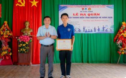 Khen thưởng nam sinh lớp 12 liều mình lao xuống biển cứu bé gái bị sóng cuốn
