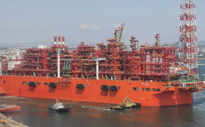 Phát hiện 'nhà máy nổi' dài 376 m rời Trung Quốc địa điểm cách xa 12.000 km - cung cấp hơn 2 triệu tấn 'vàng lỏng' mỗi năm