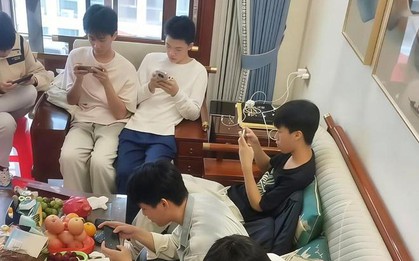 Sự thật về bức ảnh "cả đám thiếu niên dán mắt vào điện thoại" khiến cư dân mạng khen không ngớt: Có những người dạy con hay thật!
