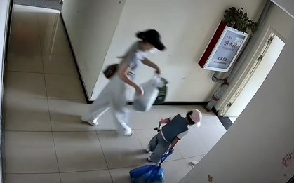 Rác đặt ở cửa ngày nào cũng biến mất bí ẩn, chủ nhà kiểm tra camera và phát hiện thủ phạm không ngờ tới