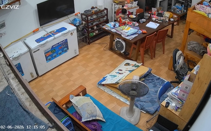 Cún cưng đi lạc, con trai đi đi lại trong phòng rồi làm hành động khiến mẹ cắt camera đăng khắp nơi