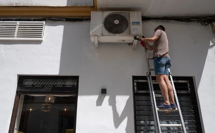 Nắng nóng hơn 40 độ, nhiều nhà ở Pháp, Anh giàu đến mấy cũng không được lắp điều hòa: Vì sao?