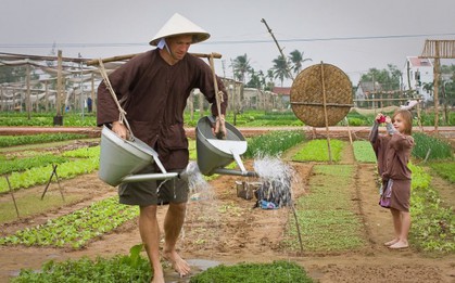 Việt Nam có ngôi làng khách Tây xếp hàng để được làm nông dân, bí quyết rau ngon nằm ở một loại "phân bón" lạ