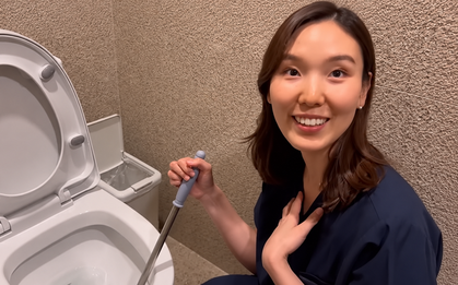 Cô gái bỏ việc kế toán lương 158 triệu/tháng để đi cọ toilet: "Dọn bồn cầu giúp tôi hạnh phúc hơn"