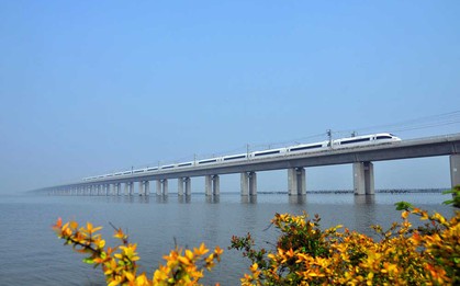 10.000 người ngày đêm thi công, tạo ra siêu cầu dài nhất thế giới: Tàu chiến 300.000 tấn đâm không hỏng
